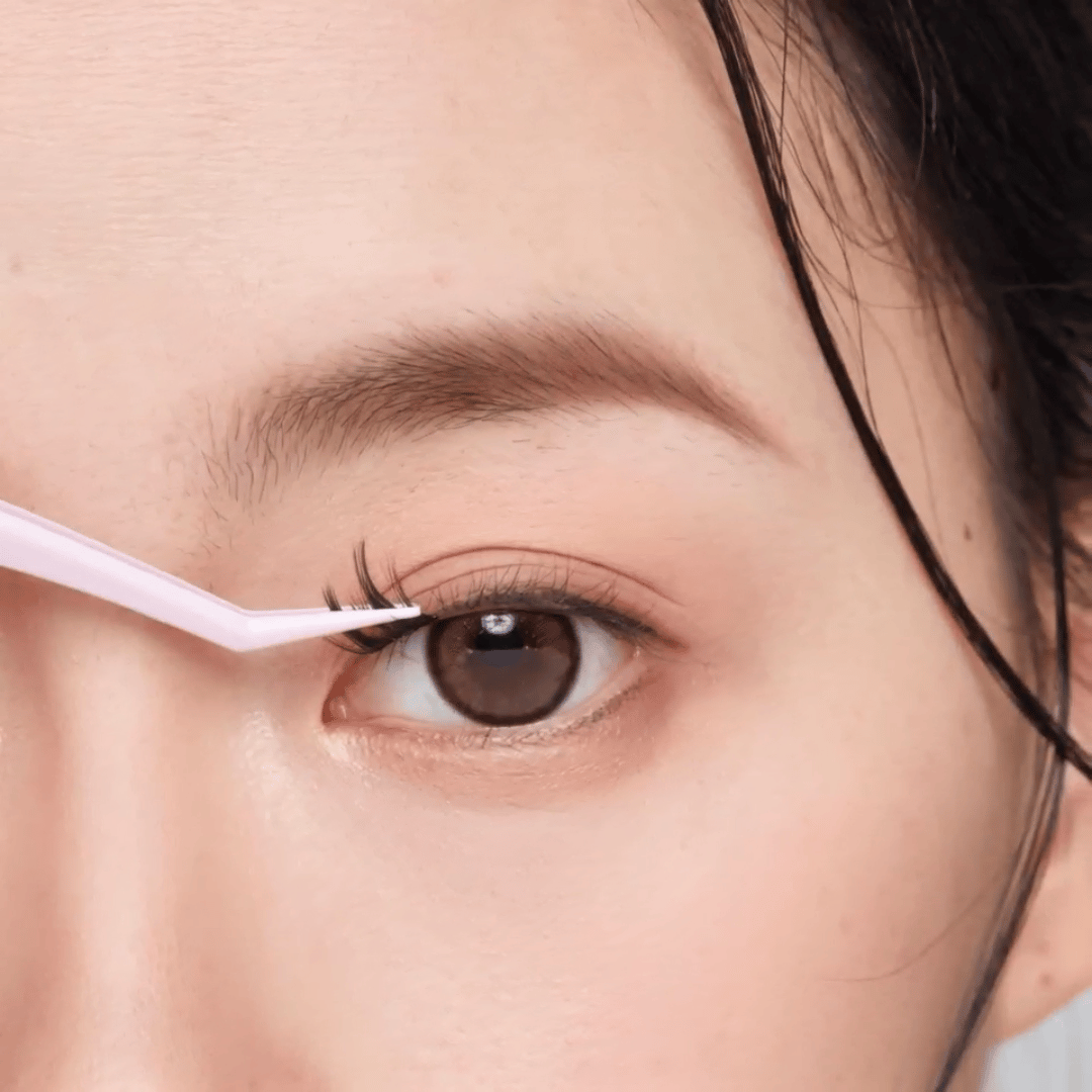 Apply lashes