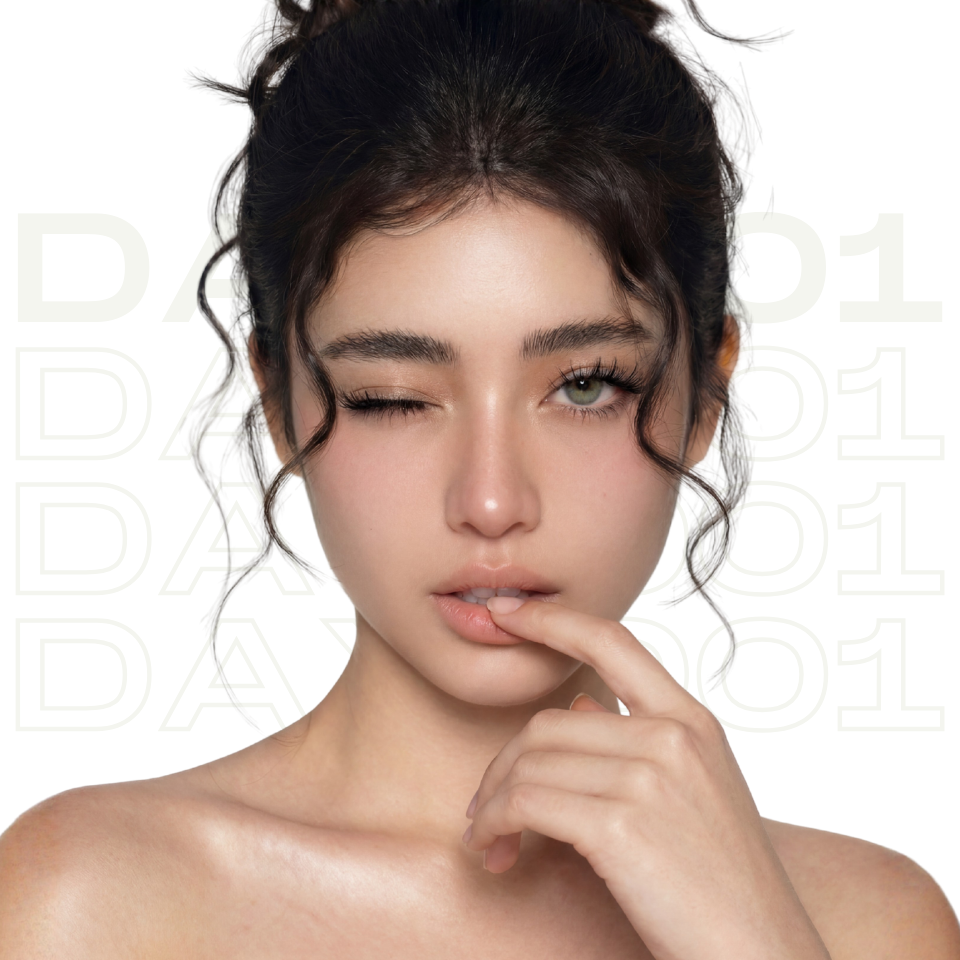 Woman with a neutral expression on Day 001 creates a bright doll-eye effect with soft spikes and balanced volume. These self-adhesive lashes add a subtle lift and open-eye definition. They also add playful detail, while keeping the look light and natural. Perfect for everyday wear, casual glam, and fresh makeup looks.
